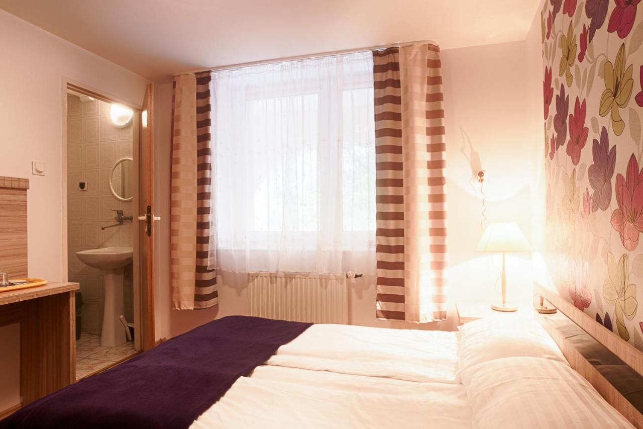 Pod Arkadami Hotel Darlowko Esterno foto