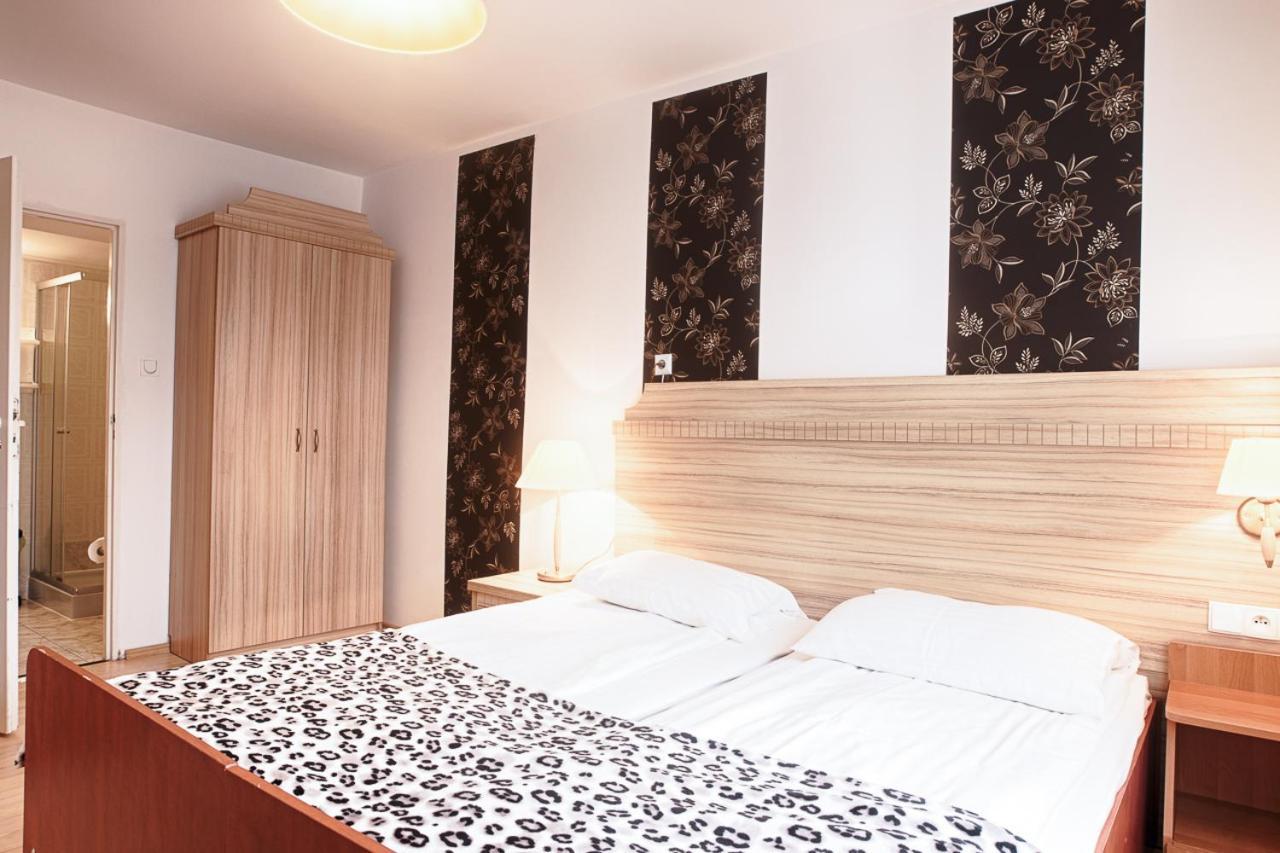 Pod Arkadami Hotel Darlowko Esterno foto
